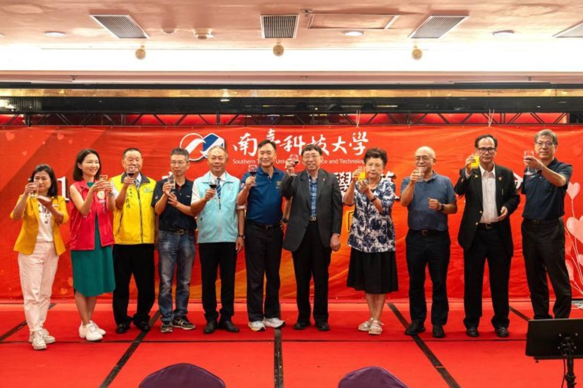 南臺科大黃能富校長率領行政主管團隊，向出席餐會的貴賓敬酒致意，感謝各界善心人士對學校弱勢助學計畫的慷慨相挺與堅定支持。