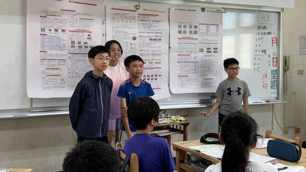學生團隊向全班同學說明科展作品