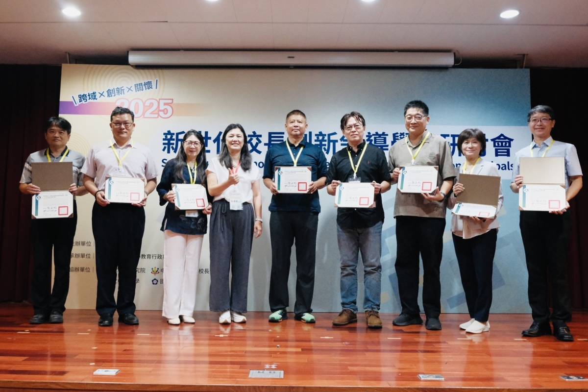 教育部師資培育及藝術教育司王淑娟副司長與授證校長合照