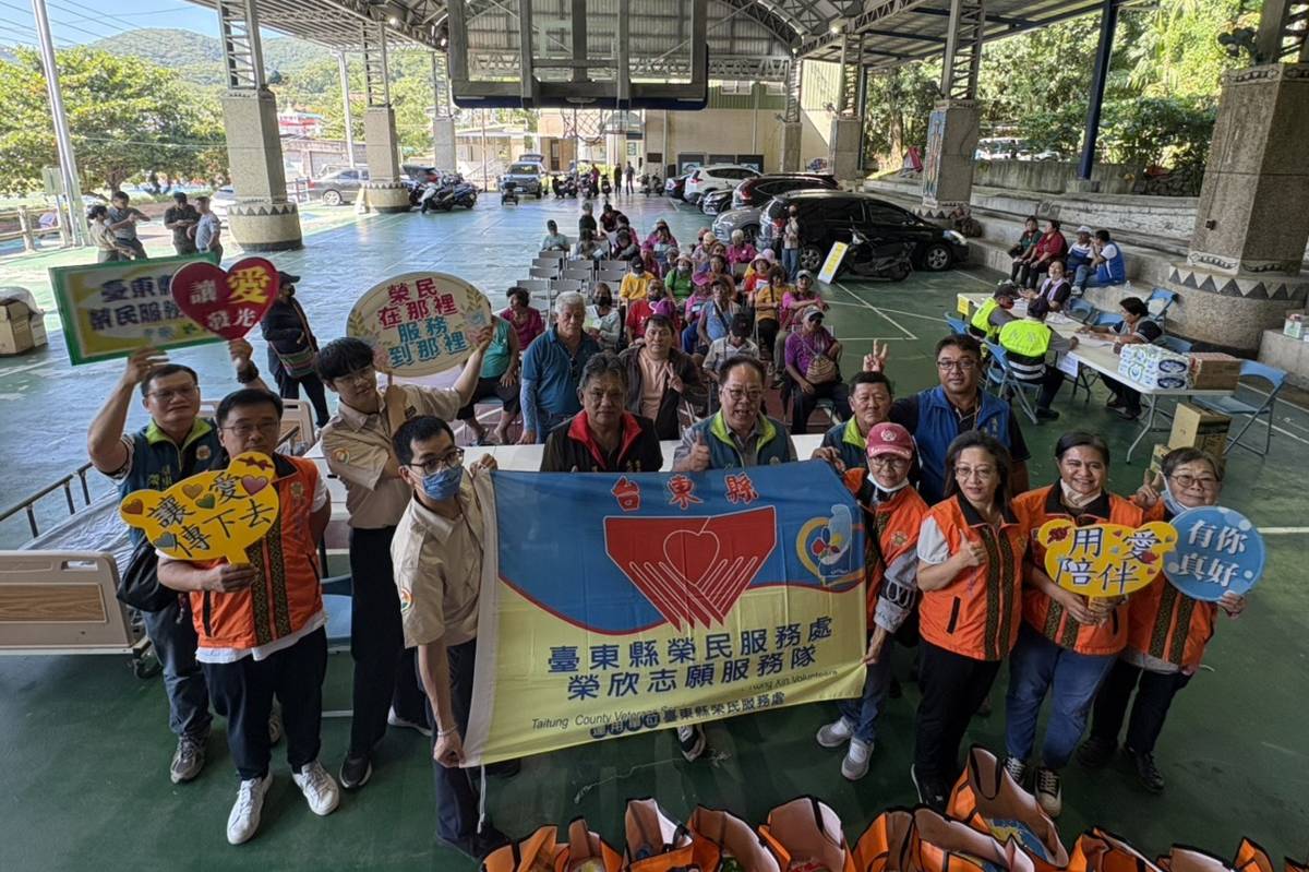 臺東縣榮民服務處由曾總幹事帶領榮欣志工、替代役男及身心障礙安心樂活關懷協會，前往達仁鄉安朔村聚會所，進行部落互動宣導與關懷送暖活動。