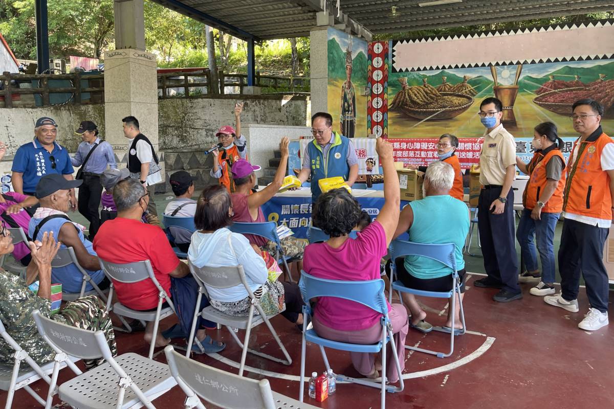 臺東縣榮民服務處攜手志工及關懷協會，將各界愛心物資送往偏鄉的榮民榮眷，以及身心障礙家庭，並和大家快樂互動。