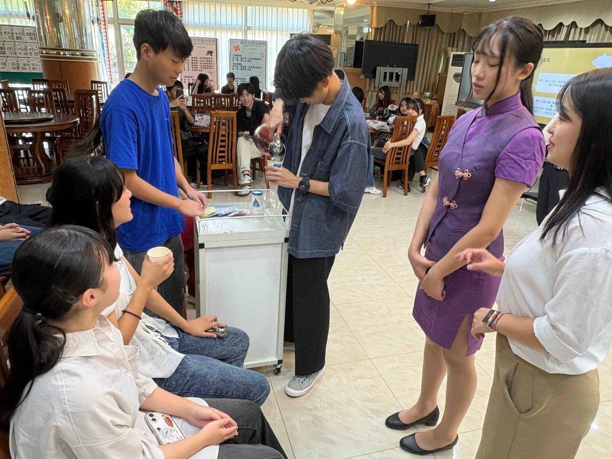 喬治航空的空姐空少機艙服務「Tea or Coffee」