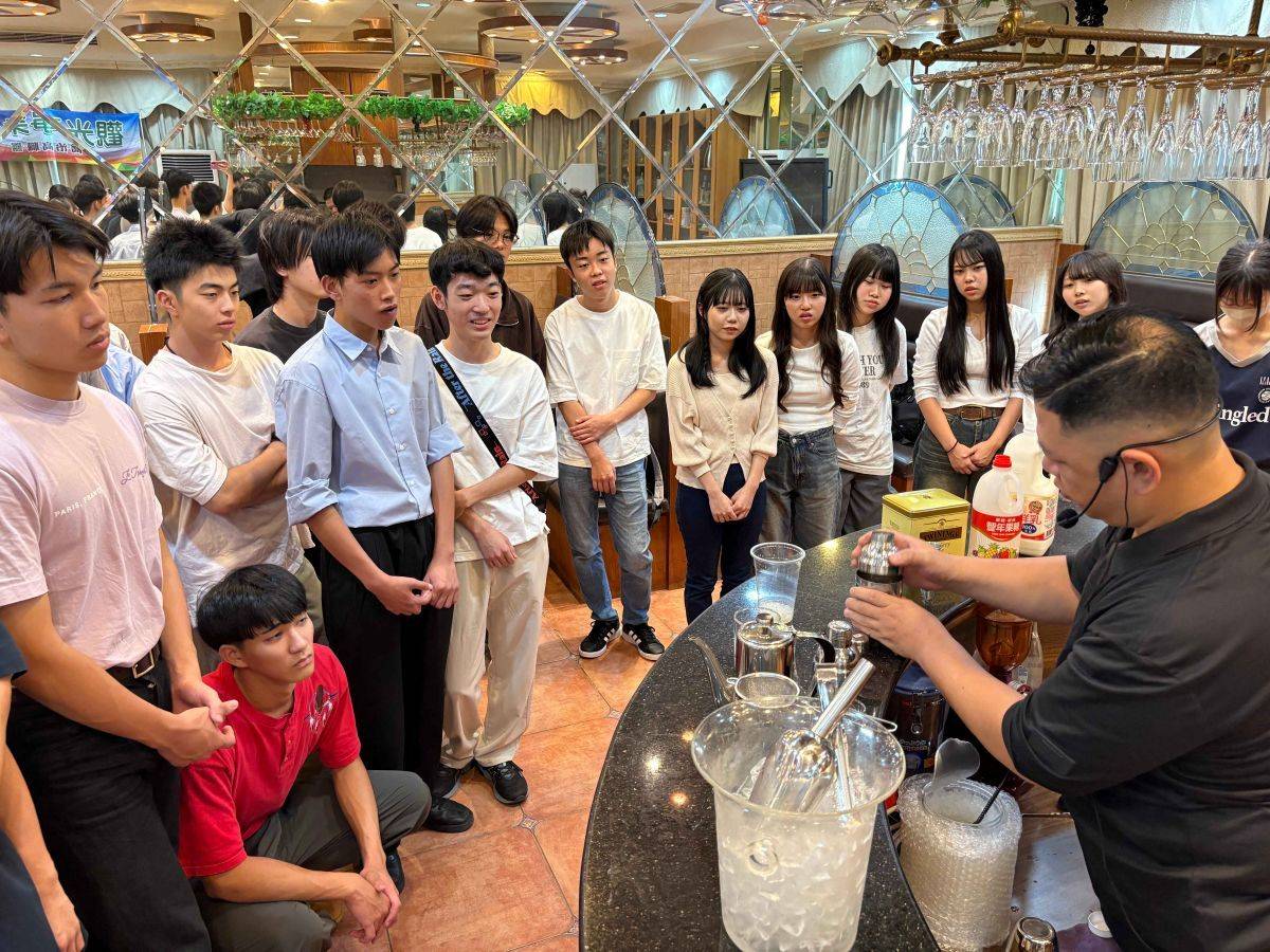 日方學生學習調製濃甜香的「椰果奶茶」