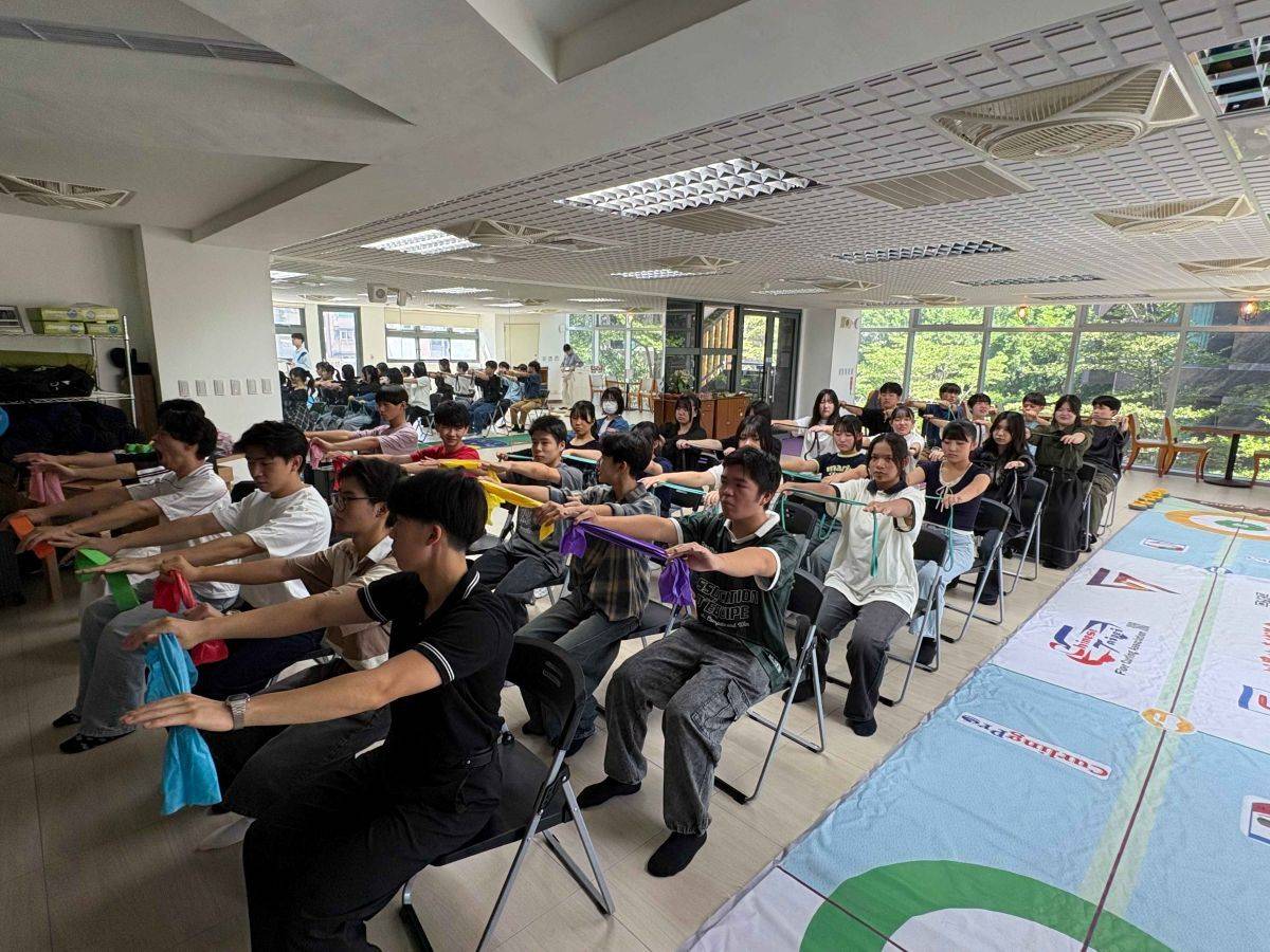 日方學生體驗樂齡體適能

