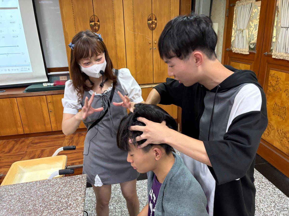 日方學生體驗頭皮芳療SPA 