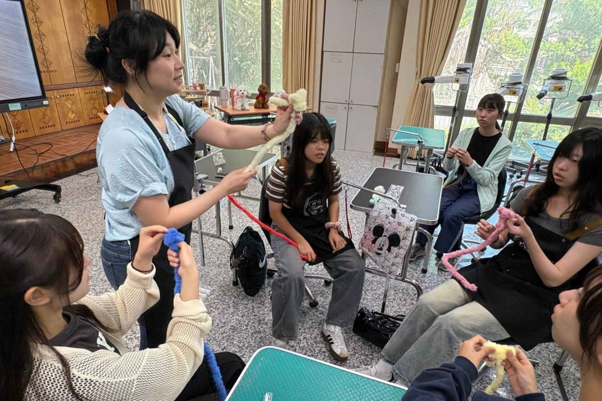 日本東京都立上水高校師生參訪北市喬治高職，日方學生體驗手作「萌寵扭扭」