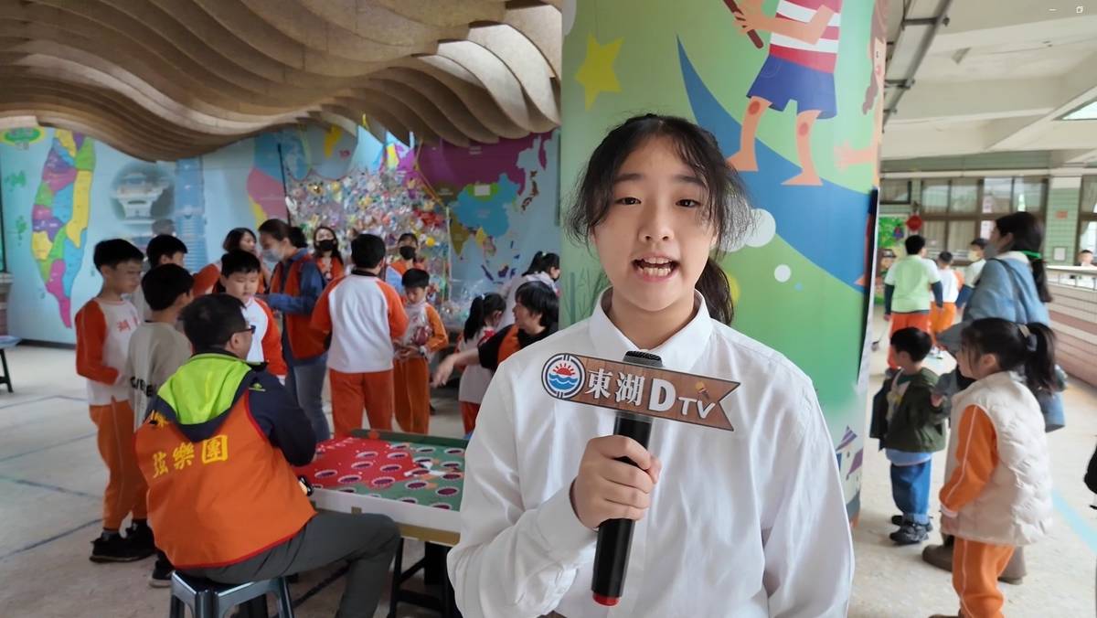 113學年度校園健康主播評選-第一名-臺北市內湖區東湖國民小學-健康主播報導園遊會健康飲食宣導攤位

臺北市內湖區東湖國小以作品「85210 健康我最行」獲得113學年度校園健康主播評選的第一名。學校透過食農課程，讓學生親手栽種蔬菜，培養均衡飲食觀念；並於校園活動中結合社區辦理健康飲食宣導，深化在地連結。運動方面推行「一生一運動專長」制度，鼓勵學生培養運動習慣，導師同步倡導多喝白開水、減少含糖飲料攝取。另辦理健康體位紀錄比賽與親子學習單，促進家校共學。此外，亦創設「AI小主播」社團，由學生自製健康歌曲與快閃宣導，展現創新能量與學生主動參與的健康促進成果。

採訪：臺北市內湖區東湖國小許進富校長、葉錚融學務主任、李佳娟設備組長、林昭君衛生組長、508班洪于茹、502班江依宸、406班魏筠安、507班陳妍蓁同學
