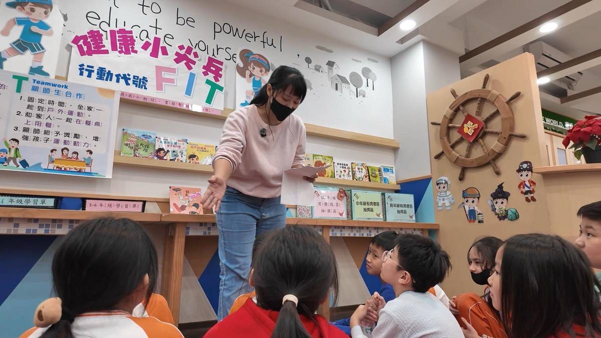 113學年度校園健康主播評選-第一名-臺北市內湖區東湖國民小學-圖書館主題書展由圖書志工導覽85210健康密碼