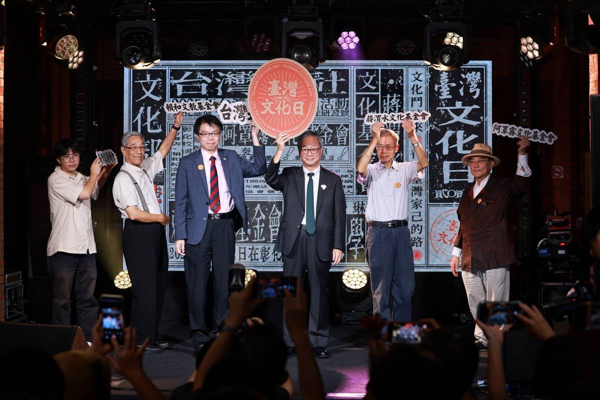 「2025臺灣文化日」活動開跑，策展人暨裝咖人樂團主唱張嘉祥（左起）、賴和文教基金會董事長賴悅顏、臺灣北社社長羅浚晅、文化部長李遠、蔣渭水文化基金會董事蔣朝根、阿罩霧文化基金會董事長林俊明合影。(文化部提供)