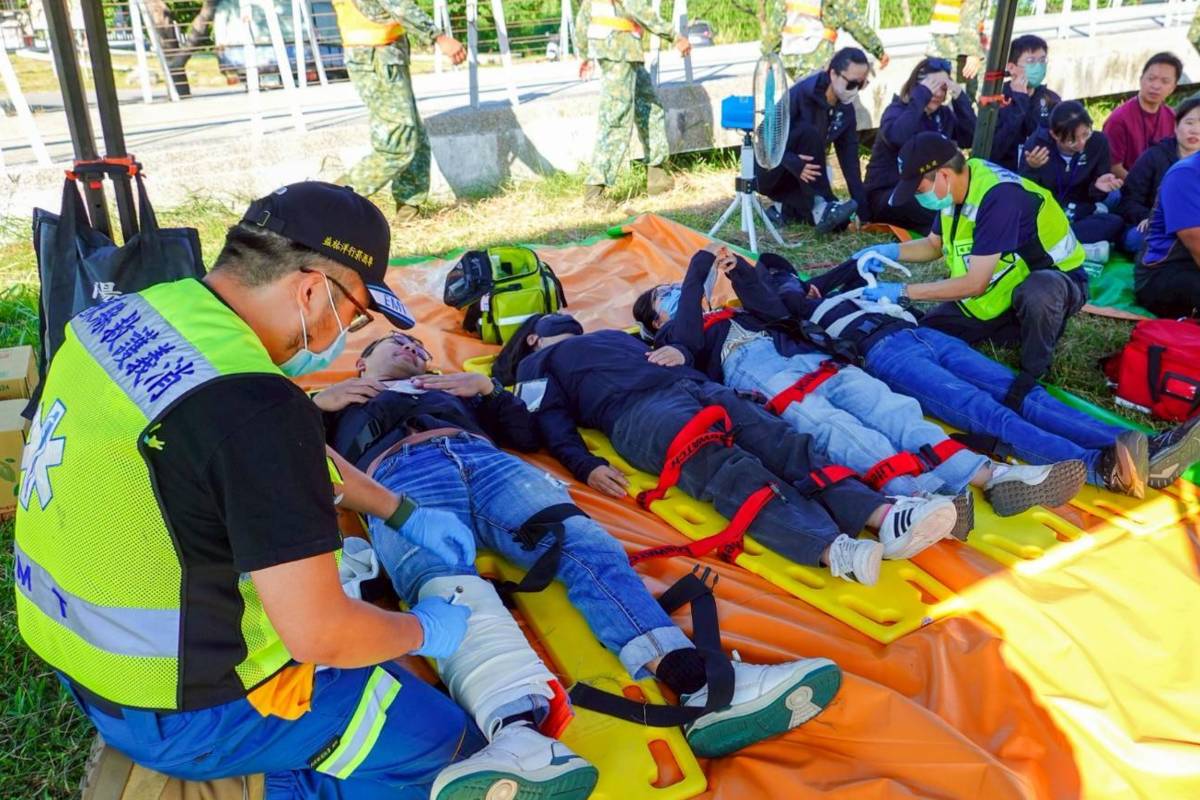 臺東縣政府在海濱公園臺東國際地標舉行「114年度場外日間空難災害防救演習」