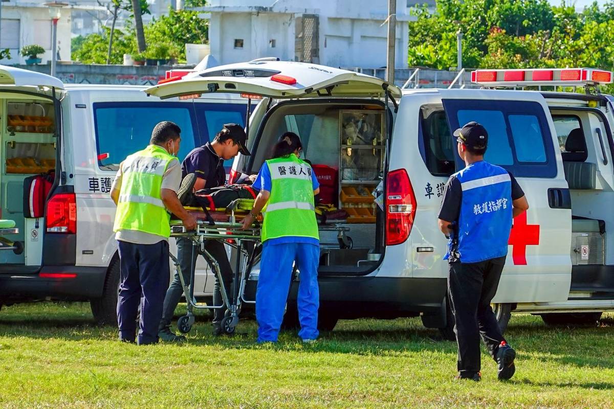 演習中，衛生局與四家急救責任醫院設置檢傷站，執行大量傷患分流與後送。