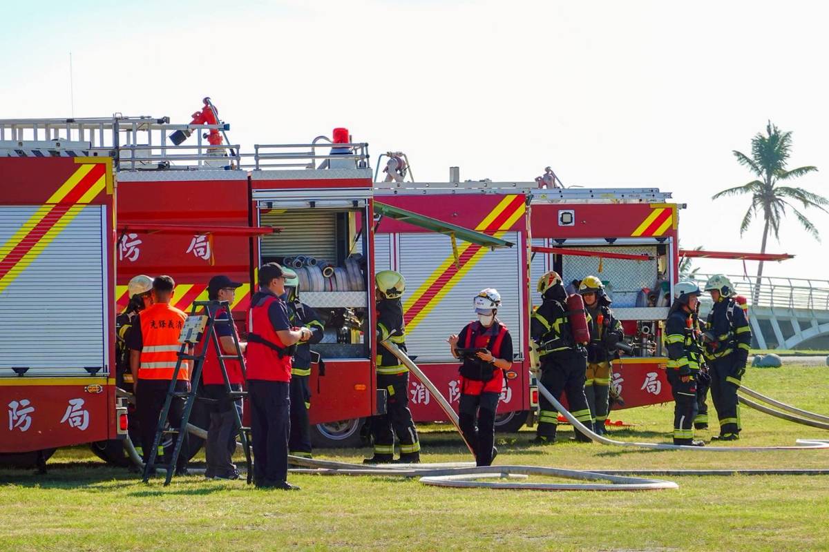 消防局出動資源執行滅火與搜救，並運用消防機器人模擬高危環境搶救。