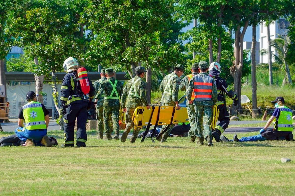 演習中，國軍及憲兵維持現場秩序並協助救災。