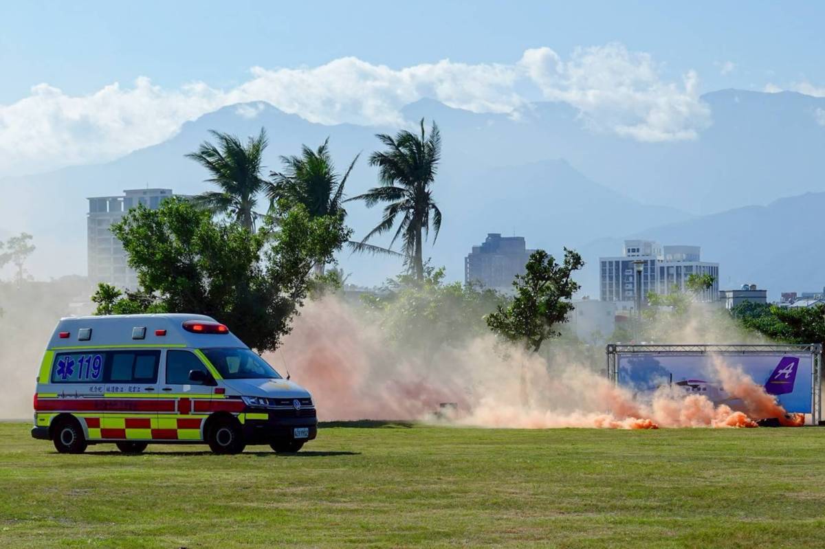 演習模擬班機飛行途中迫降，並引發機身破損與起火、多名乘客受傷。