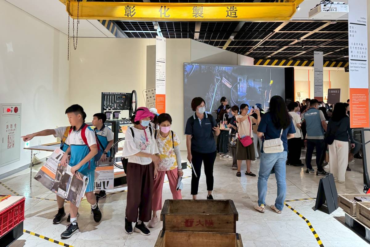 2025臺灣設計展的展場，吸引許多學校帶著學生前往參觀。