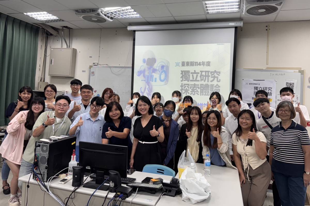 活動告一段落，參與人員開心合影。