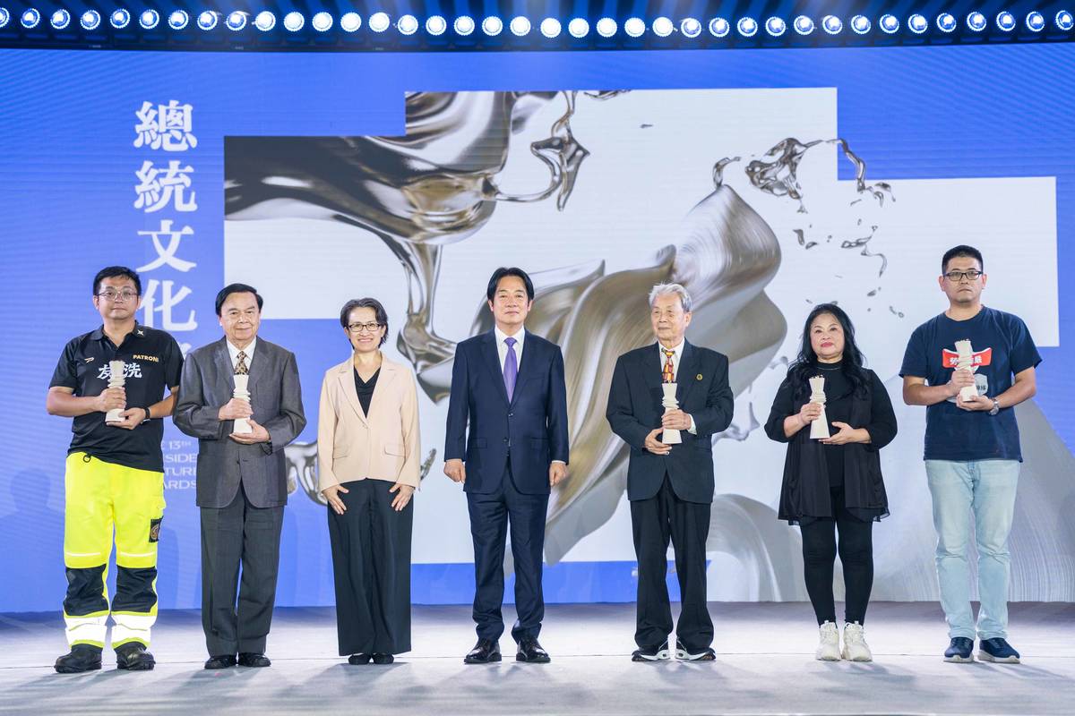 得獎者與總統賴清德、副總統蕭美琴合影。（由左至右）青年創意獎得獎者林立青、文化耕耘獎得獎者何政廣、副總統蕭美琴、總統賴清德、在地希望獎得獎者社團法人高雄市美濃愛鄉協進會、人道奉獻獎得獎者楊婕妤、社會改革獎得獎者台灣勞工陣線協會。(文化總會提供)
