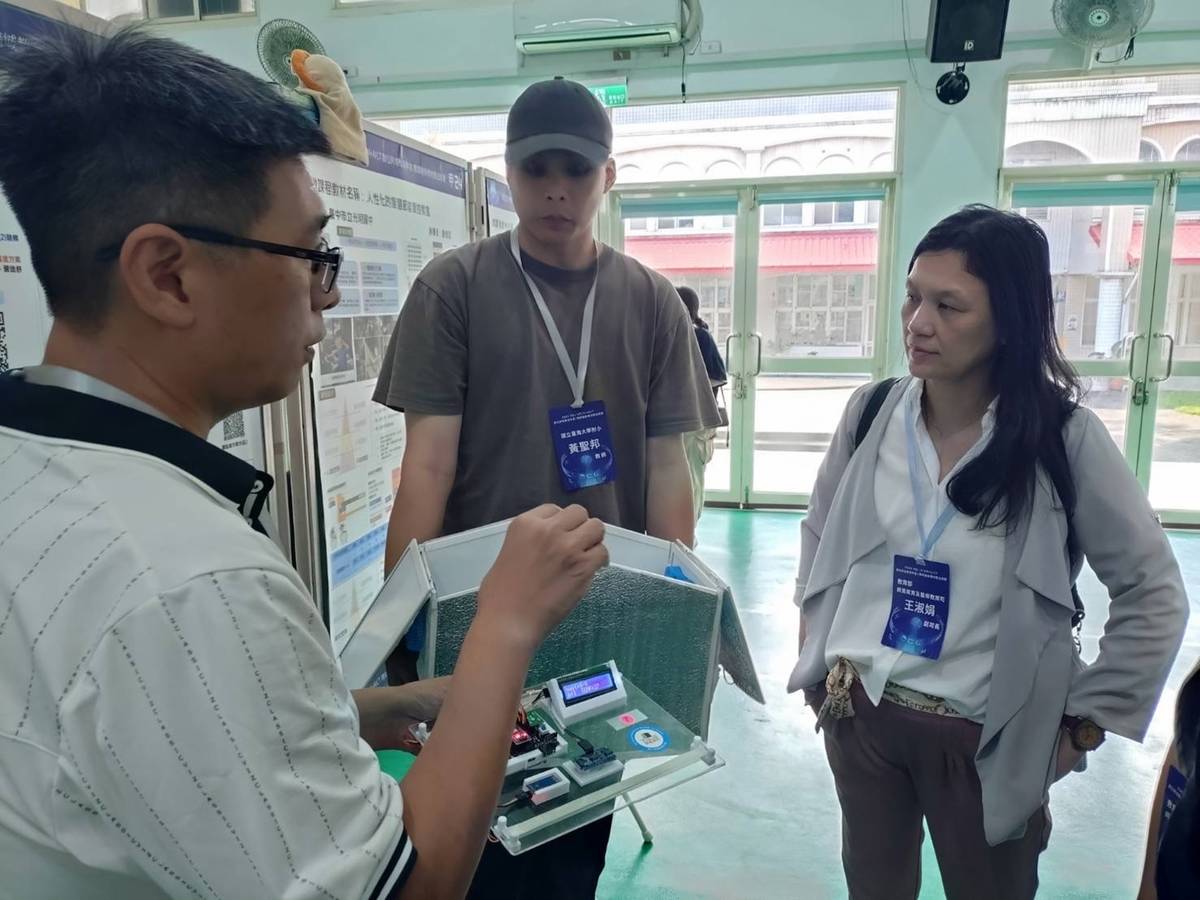 參與競賽教師現場說明課程教材實踐情形 (教育部提供)
