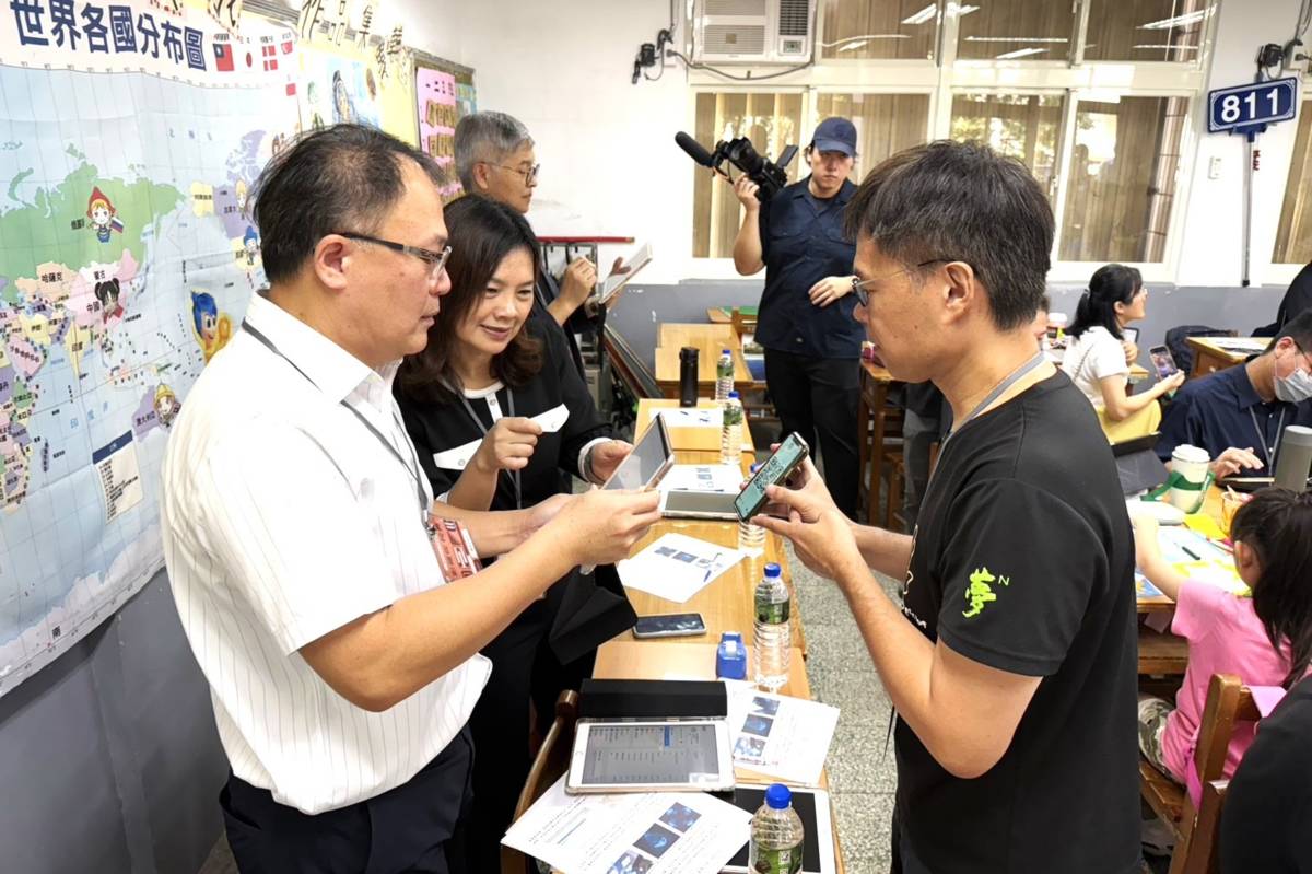 透過夢N研習強化教師數位應用力，師長學習利用折射打造來立體圖像 (新北教育局提供)