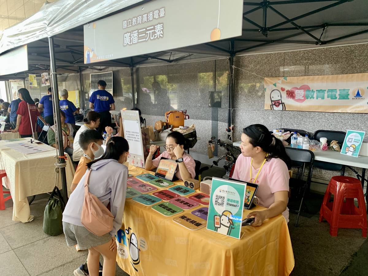 教育電臺以「廣播三元素」作為主題，從人聲、音樂、音效出發，將電臺聲音故事館的內容帶到科教館 (記者攝)