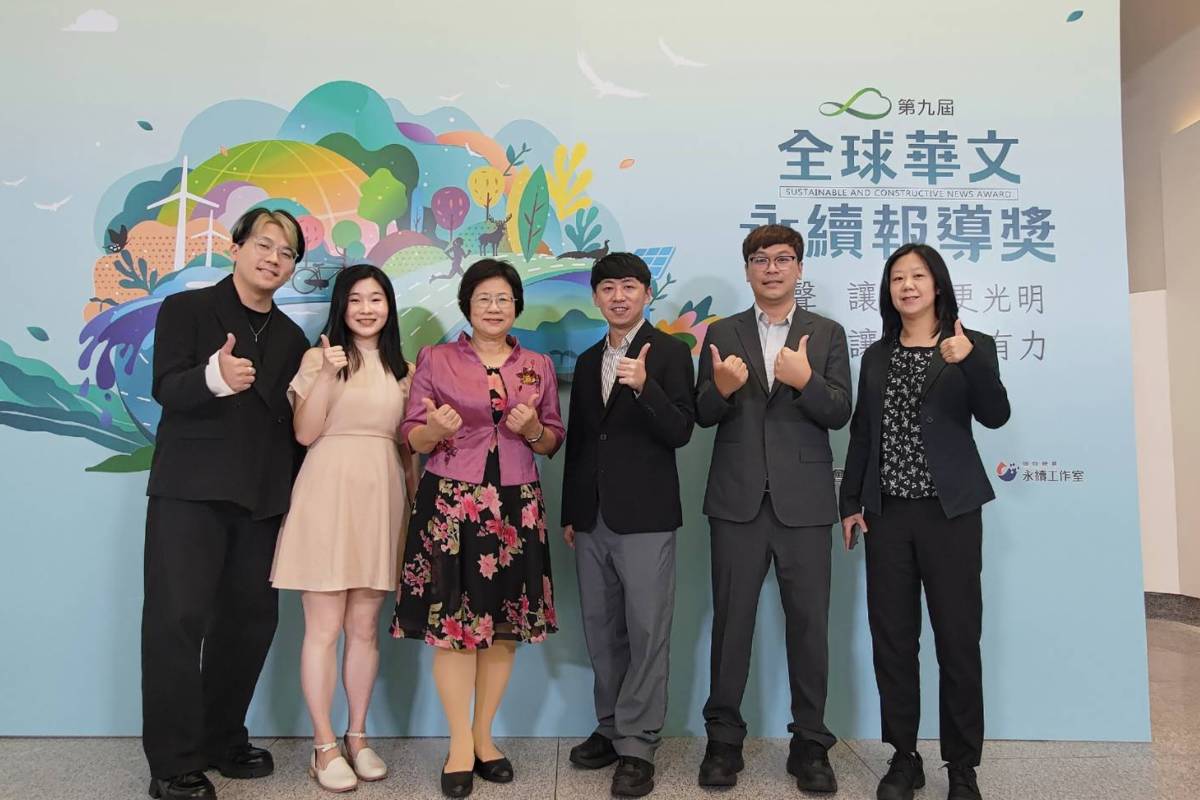 教育電臺入圍者與臺長黃月麗(中)合影