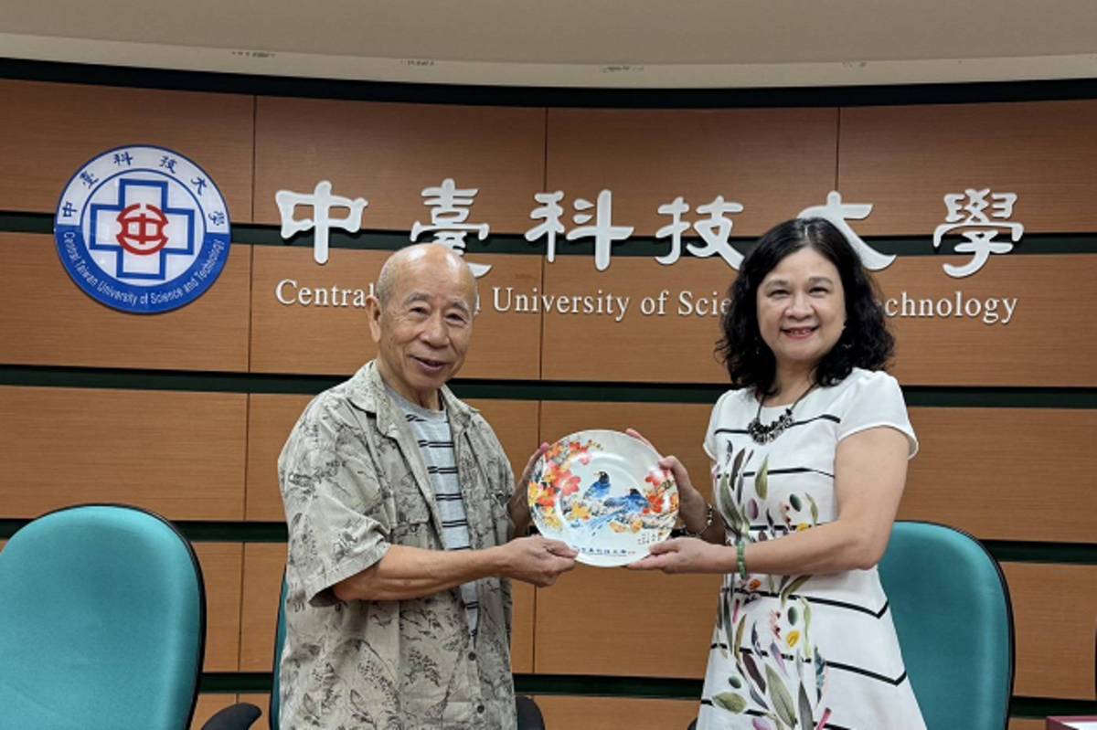 中臺科大陳錦杏校長(右)致贈藝術家吳炫三老師(左)紀念品.