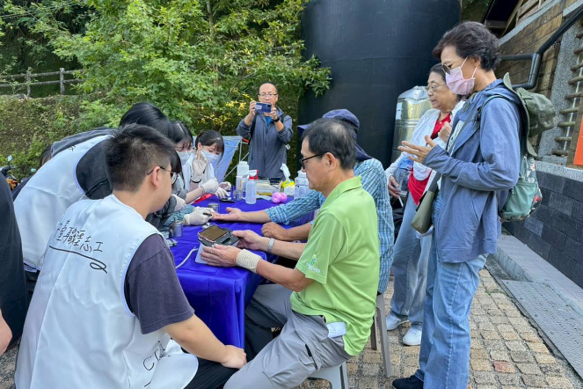 中臺科大學生服務民眾測量血糖與心電圖.