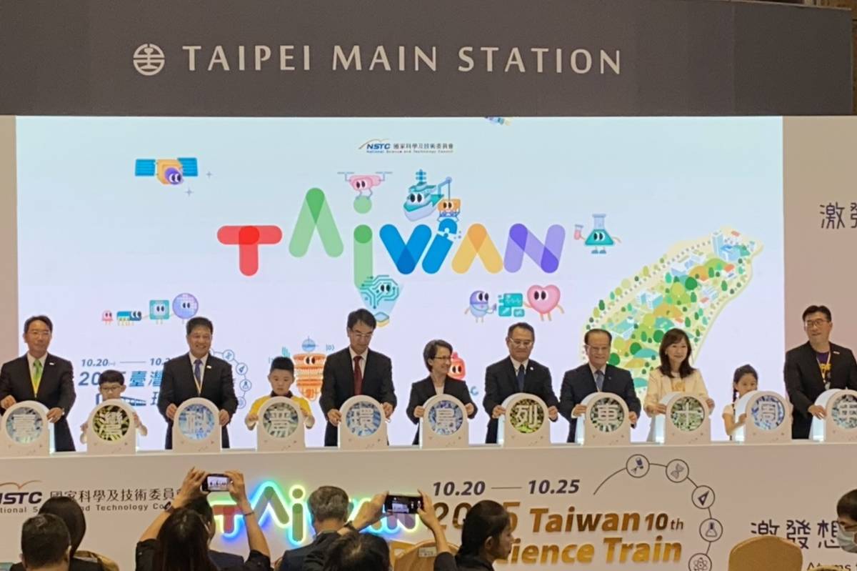 今年的科普列車啟航現場邀請到副總統蕭美琴、國科會副主委林法正、數位發展部長林宜敬、立委郭昱晴、臺鐵公司董事長鄭光遠以及9家車廂參與單位代表與北北基地區師生共同出席，為邁入第10年的科普列車送上祝福。(記者蘇瑞雯拍攝)