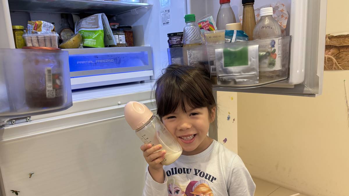 感受從冰箱取出牛奶冰涼的感覺