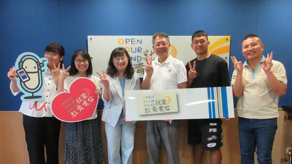 左起 節目主持人（臺中市南區樹義國小陳巧孟老師、臺中市西屯區長安國小何晴萍組長）來賓（臺中市潭秀國中晏傳嫘校長、臺中市清水區清水國小洪瑞佑校長、臺中市清水區清水國小郭峻傑老師）教育電台常罡。
