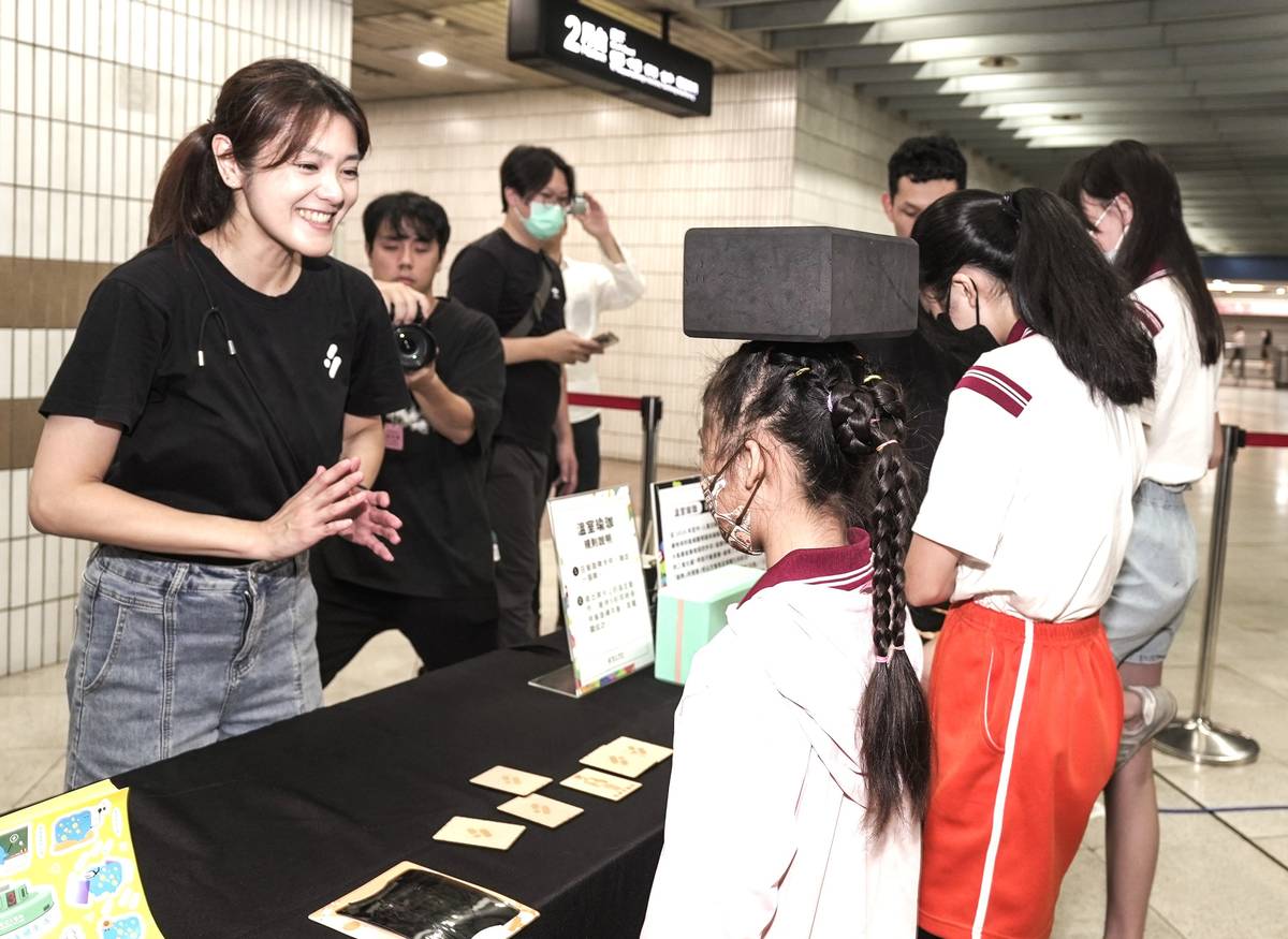 站點科學攤位-電幻1號所「來FUN電」，用肢體運動體驗能源科學，動中學更有感