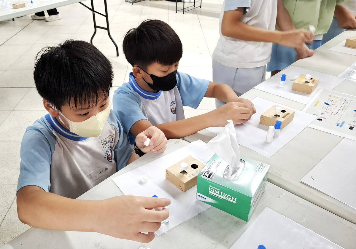 站點科學攤位-淡大化學系「金彩奈奈」，體驗奈米黃金的神奇變色，探索半導體製程的奧妙