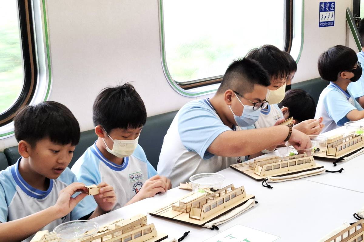 學生在火車上製作磁浮列車，了解磁力的應用