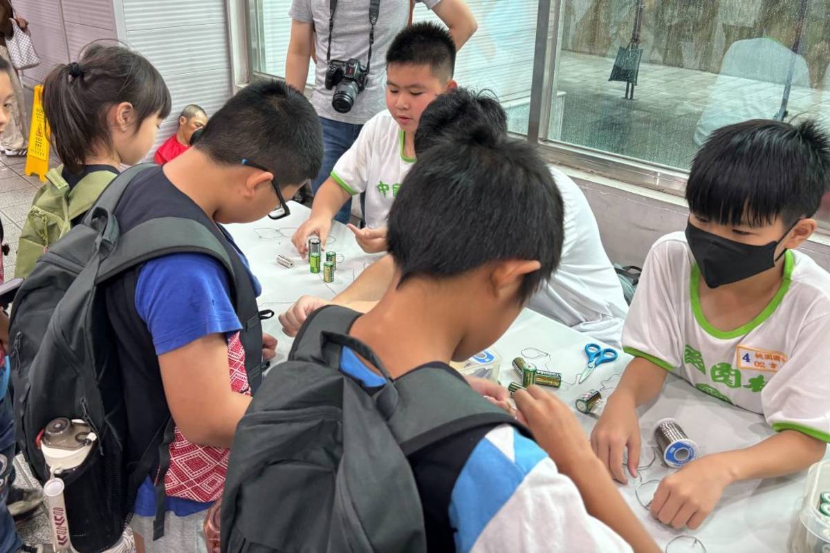 學童們從接觸科學實驗及科學遊戲中，學習科學知識