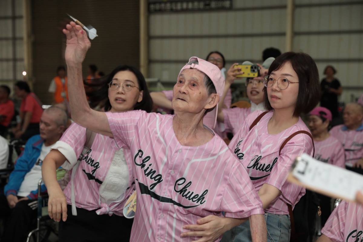 96歲的阿嬤卯力射飛鏢