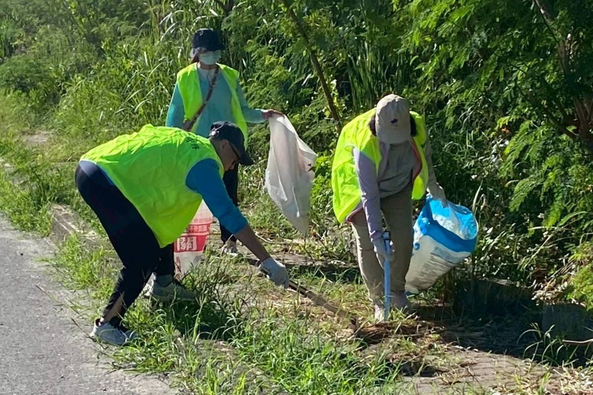 臺東縣環境保護局號召臺東縣水環境巡守隊50人，共同投入「守護卑南溪」河岸清理行動。