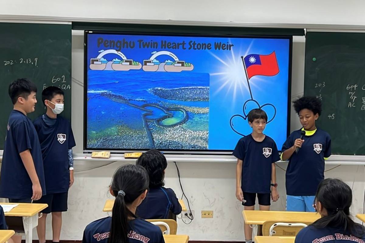 臺北市濱江國小六年級師生與韓國安山市海洋小學五年級學生進行線上交流