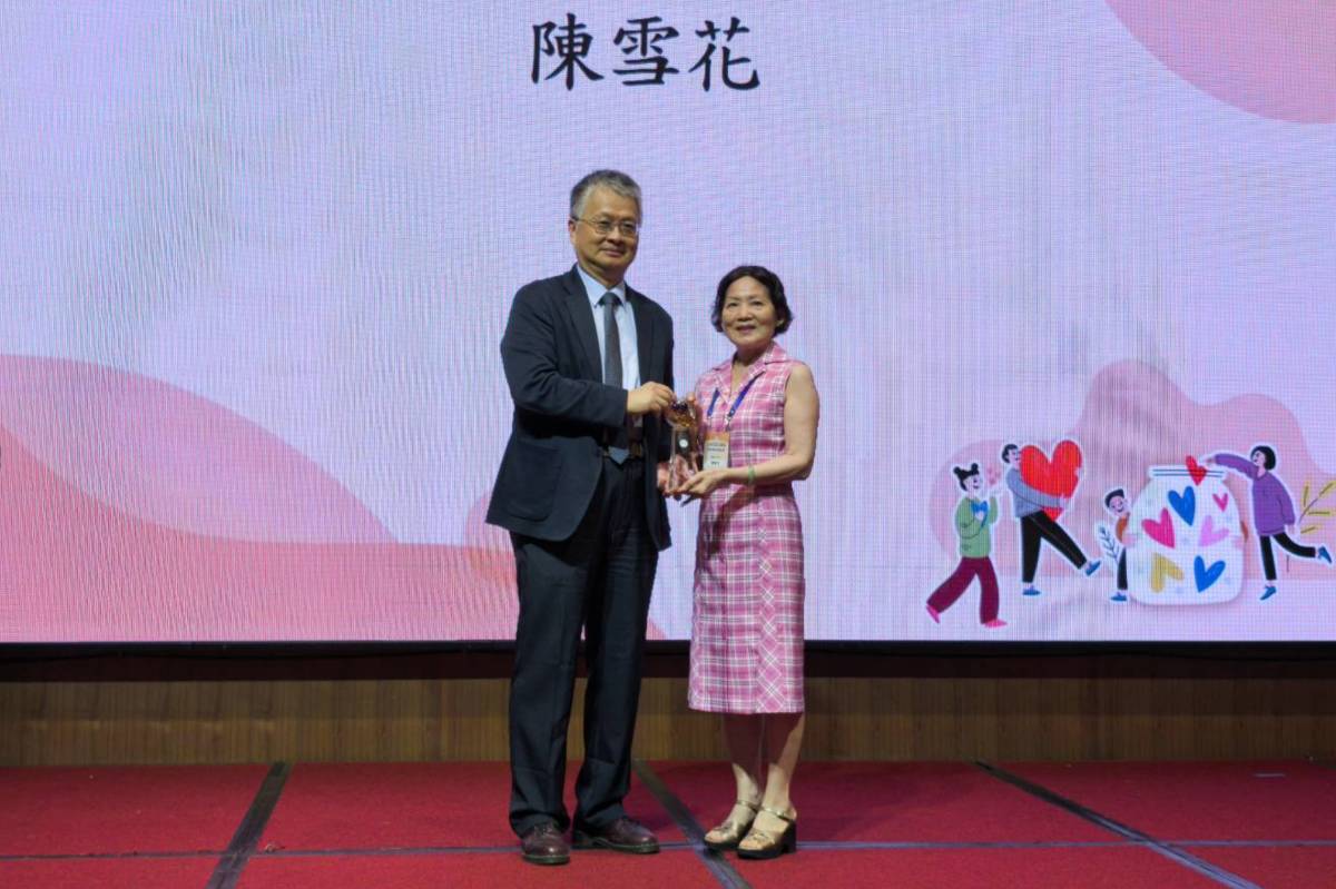 國立新營高中退休教師陳雪花，民國81年開始擔任志工，34年的志工生涯，讓她獲得114年教育部推展家庭教育績優志工個人獎的肯定。