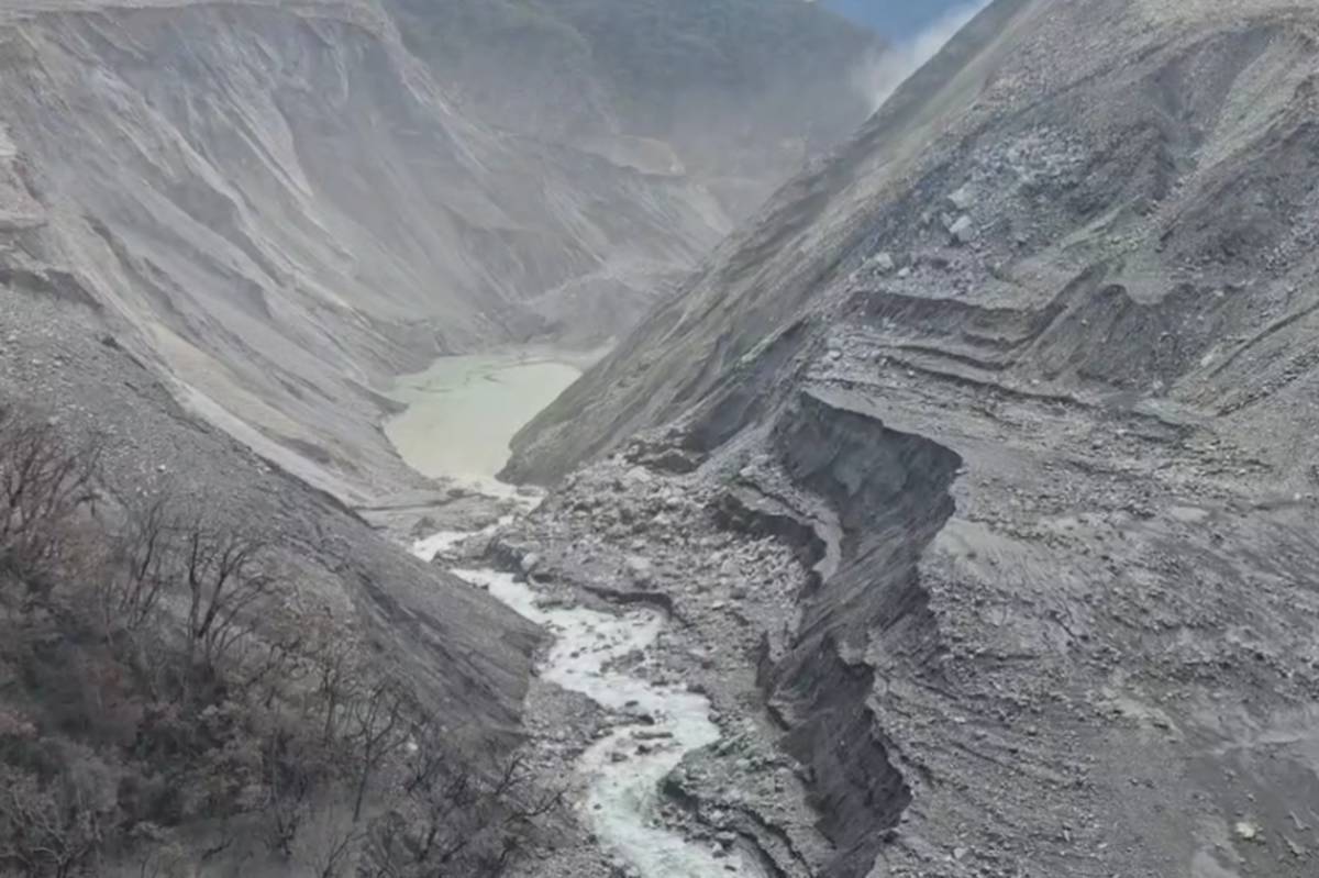 馬太鞍堰塞湖下方河道崩塌蓄水(林保署提供)