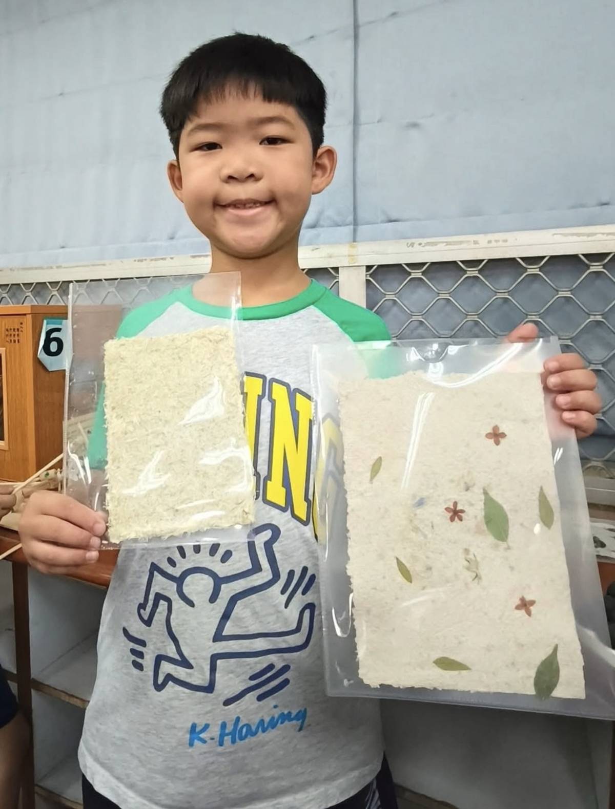 北市銘傳國小學生蘇靖程在暑假化身「紙張職人」，從撕紙、打漿，親手製作玉米紙

