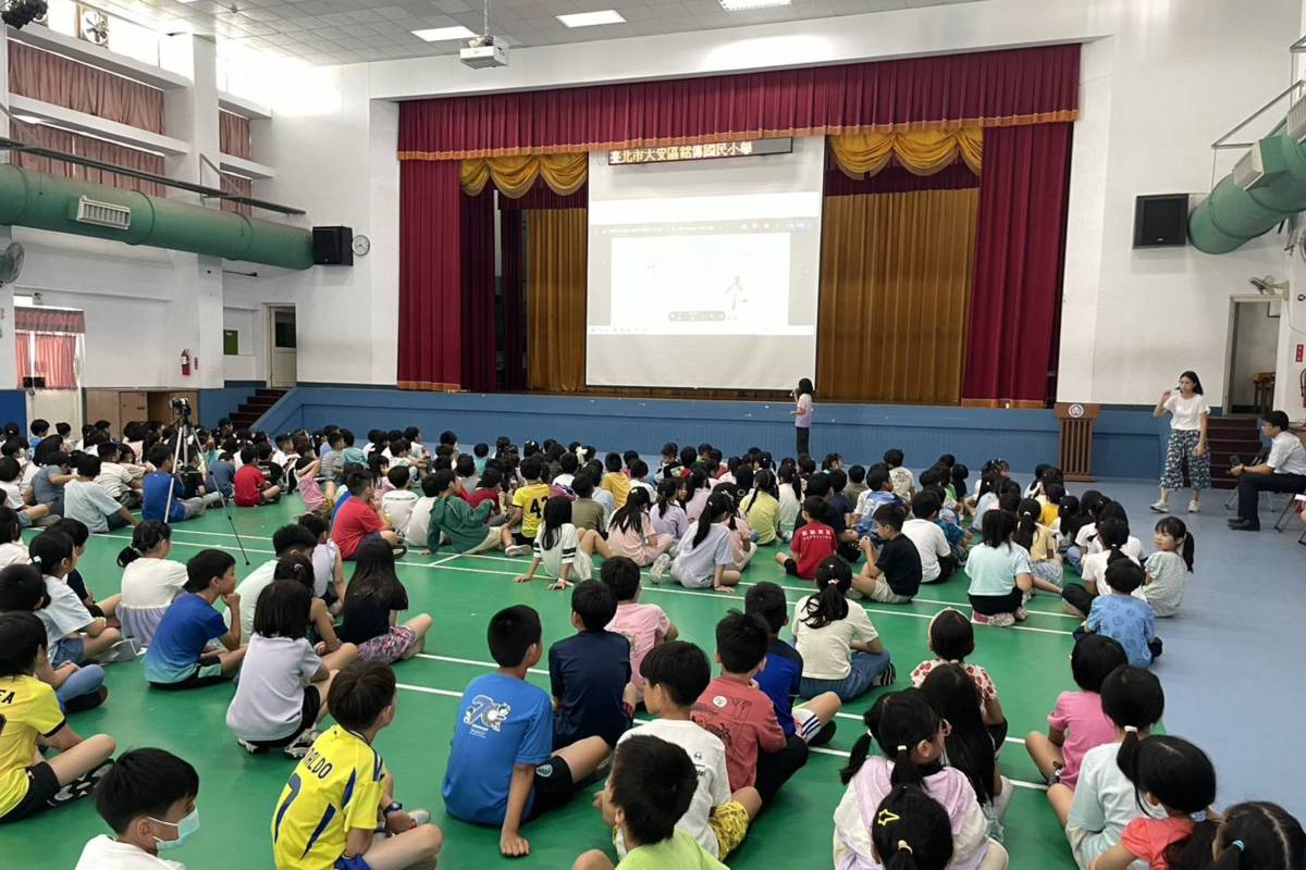 學生分享個人自主學習成果，檢視自己的學習歷程，並在相互觀摩分享中彼此激勵