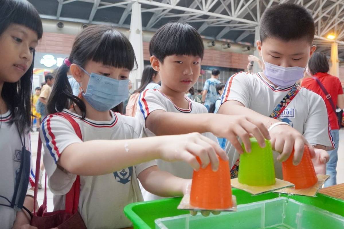 小朋友透過不掉的水認識大氣壓力與表面張力 