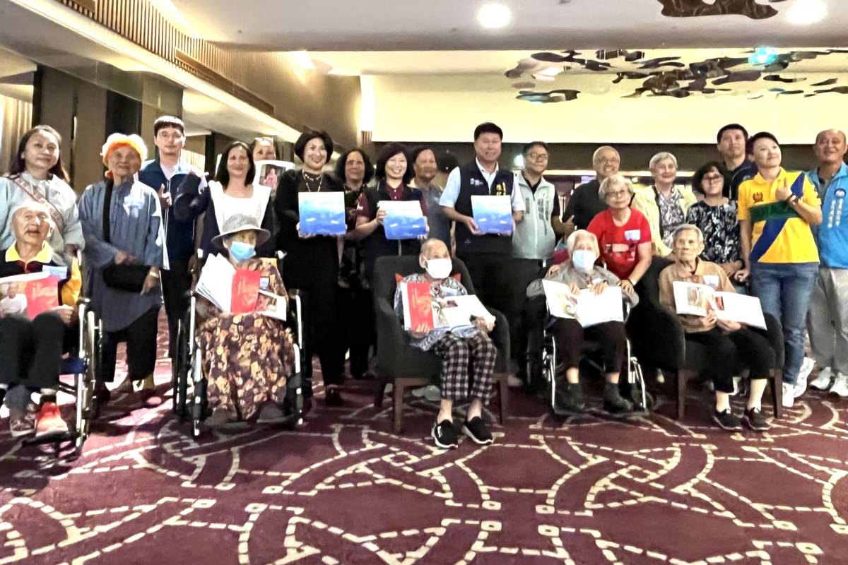 2025臺東縣百歲人瑞故事寫真《那海》，在桂田酒店3樓舉辦新書發表會，書中的人瑞及家屬開心的和大家合照。