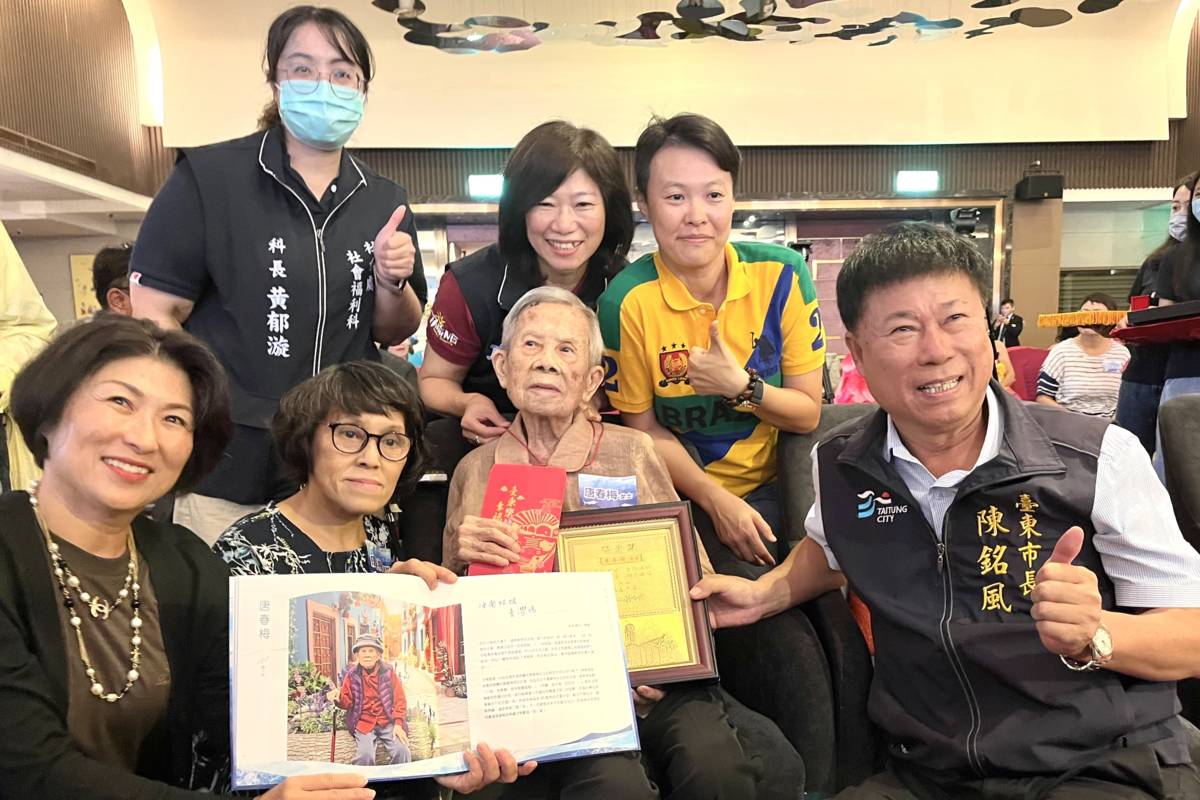 百歲人瑞唐春梅及家屬和饒慶鈴縣長及陳銘風市長合影