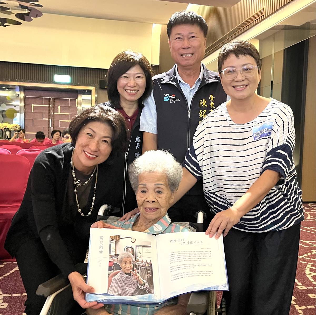 百歲人瑞周簡阿金及家人和饒慶鈴縣長及陳銘風市長合影