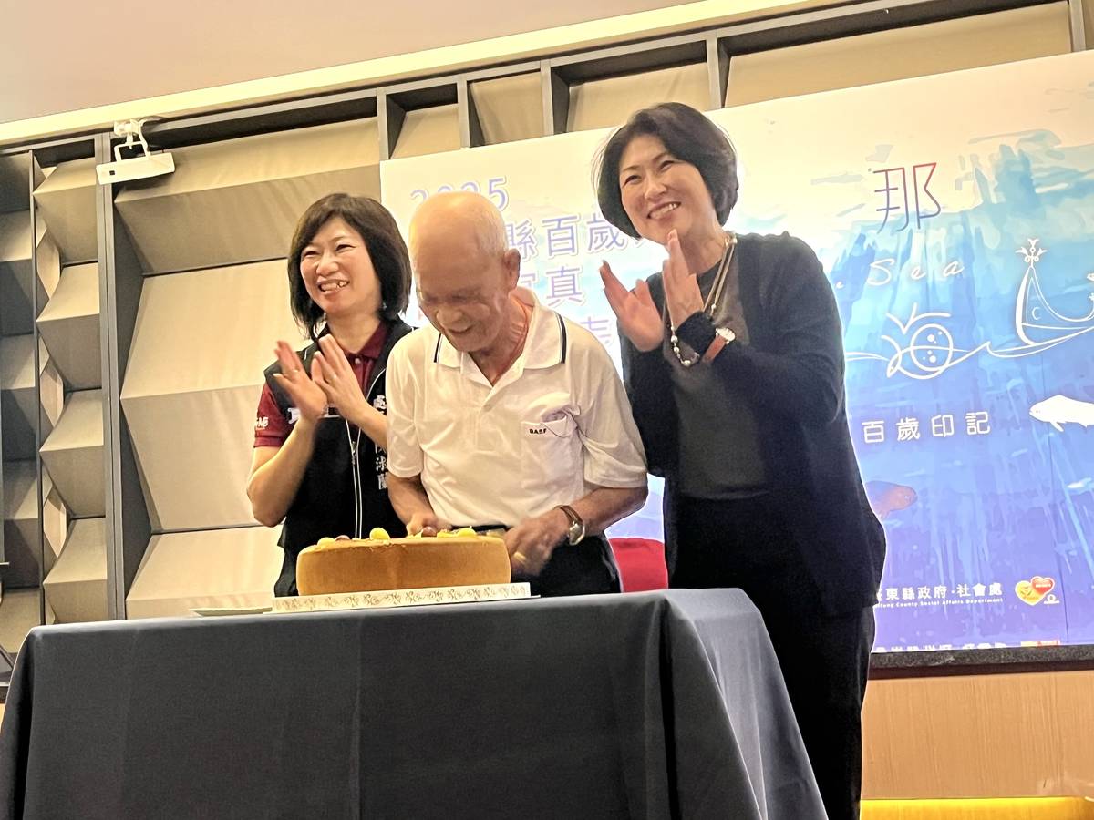 百歲人瑞吳木村代表大家切蛋糕