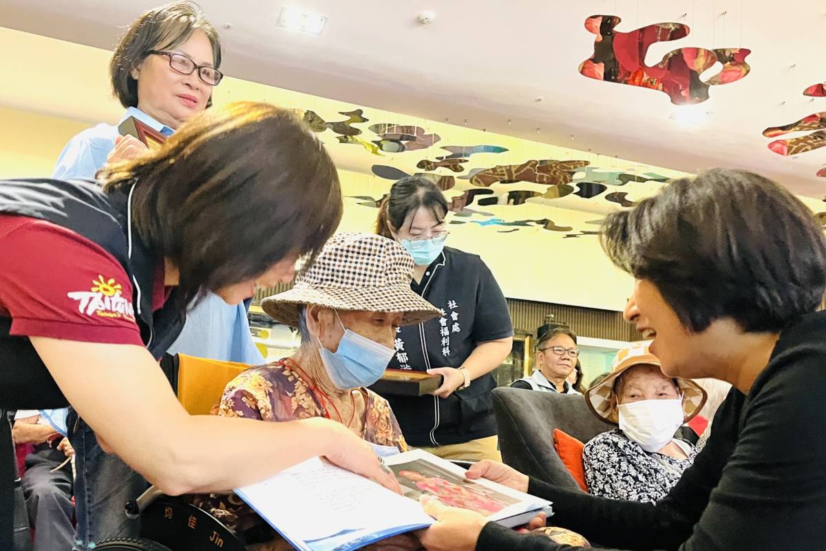 在百歲人瑞新書發表會中，饒縣長和社會處長陳淑蘭翻開新書，向書中人瑞祝福。