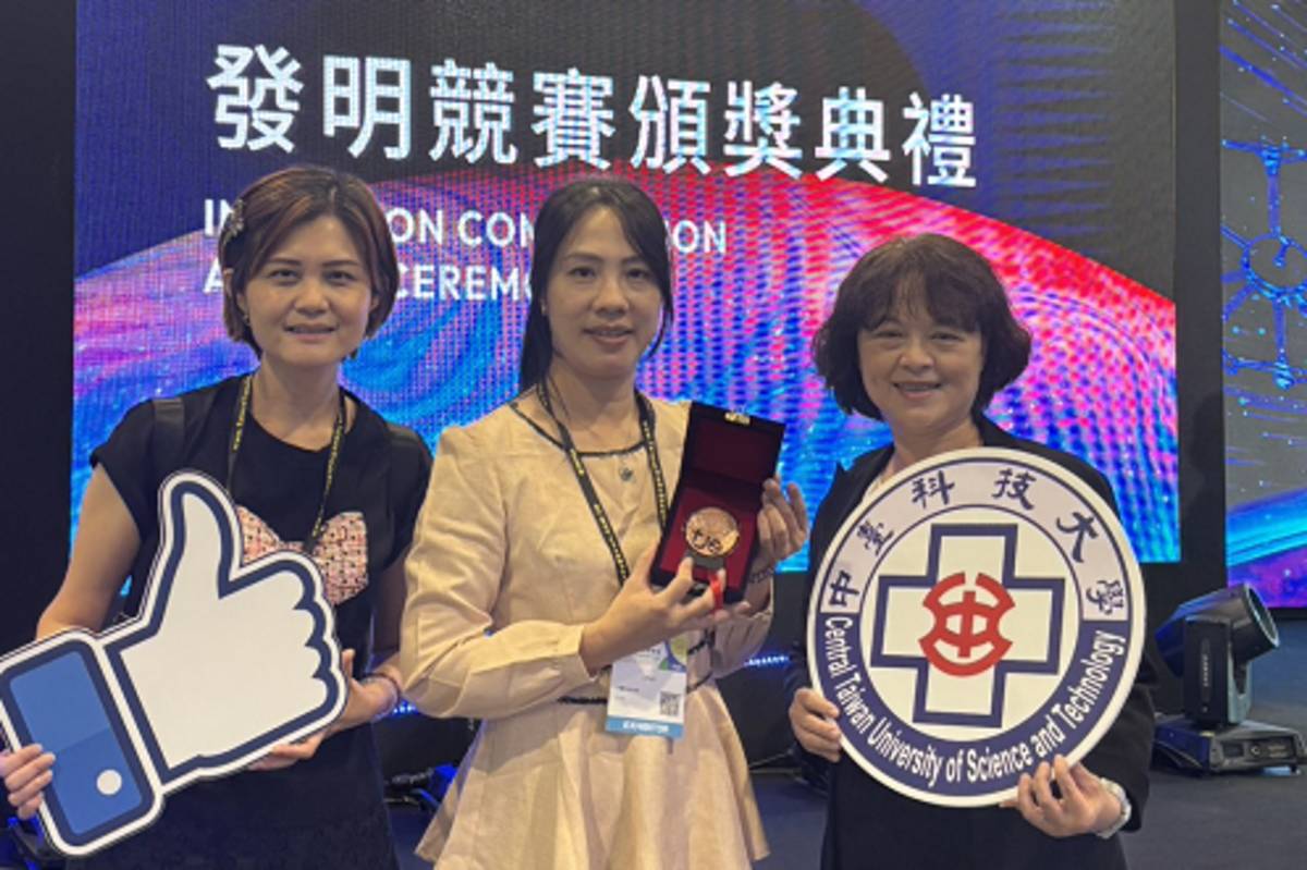 中臺科大黃微惠老師(右)與學生郭姿廷、蔡盈玫獲獎合影.