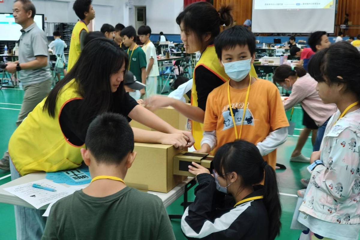 學生親手製作「針孔相機」，觀察倒立影像的形成