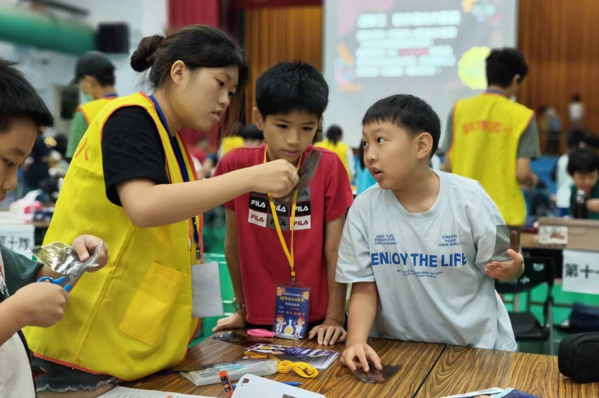 臺北市舉辦科學創意營，57位小學生齊聚銘傳國小，深入體驗「光」的奧秘